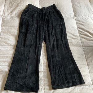 UO Velour track pants with nice stretchy waist and pockets in black size medium